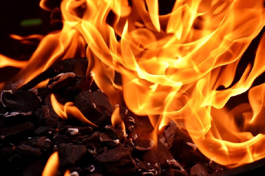 Feuer mit heißen Flammen im Grill wie beim Antalya Kebab Haus mit leckeren türkischen Essen wie Döner und Pizza mit Lieferservice in Zwickau.
